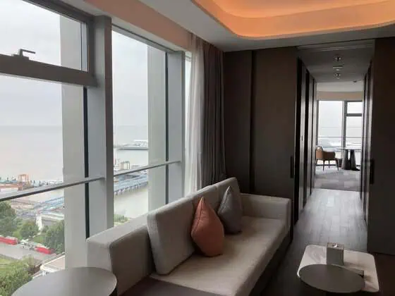 上海伊敦康得思酒店俱乐部河景小套房的起居区