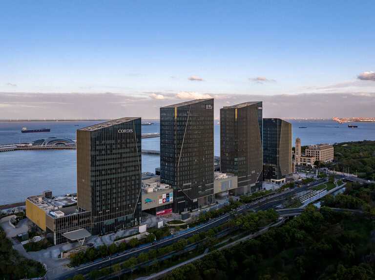 俯瞰上海吴淞口国际邮轮港的上海伊敦康得思酒店