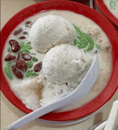 Traditional Malaysian cendol dessert with green jelly noodles, coconut milk, and palm sugar.