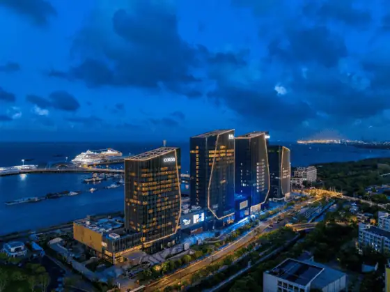 从上海伊敦康得思酒店欣赏上海滨水区域的夜景