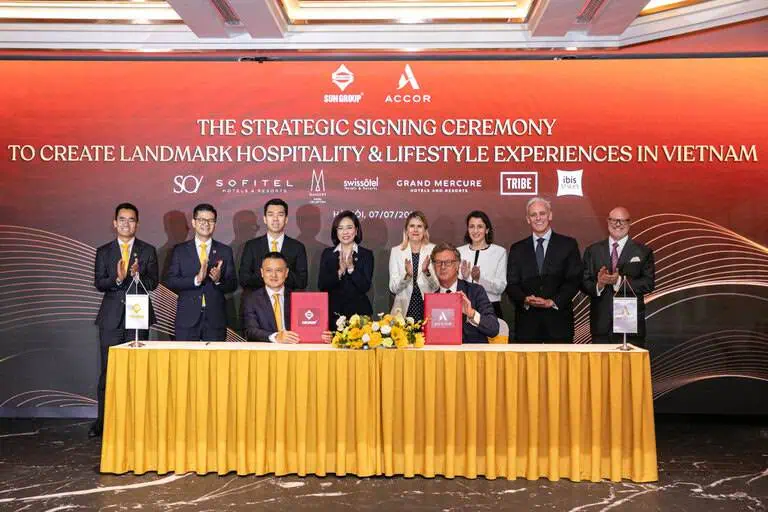 Accor CEO Sébastien Bazin and Sun Group Chairman Dang Minh Truong at the Vietnam partnership signing ceremony
