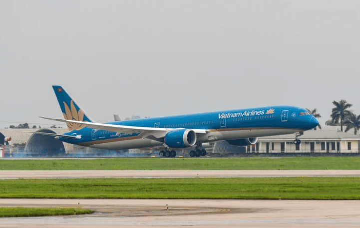Vietnam Airlines aircraft taking off as the airline expands flights between Vietnam, Japan, South Korea and Taiwan in 2026.