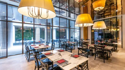 All-day dining restaurant at The Grand Mansion Hotel Nanjing serving international buffet breakfast in elegant surroundings