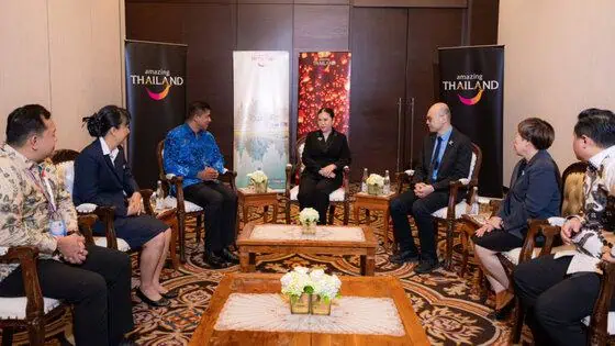 (Pictured, centre row) Ms. Thapanee Kiatphaibool, Governor of the Tourism Authority of Thailand (TAT), with Datuk Bernard Francis, Aviation Group Chief Executive Officer of TransNusa Airlines (left), and Albert, Co-founder of Traveloka (right)