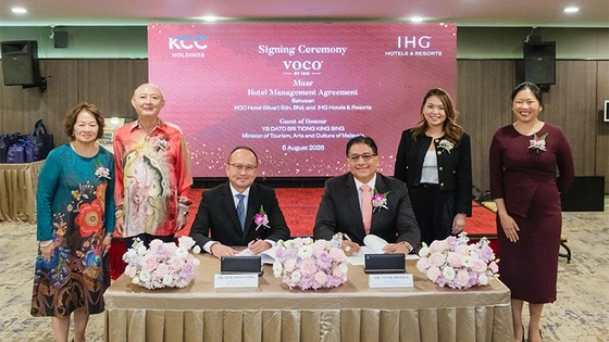Vivek Bhalla, Managing Director, South East Asia & Korea, IHG Hotels & Resorts (left), and Ker Soon Yong, Executive Director, KCC Hotel (Muar) Sdn Bhd (right), at the voco Muar signing ceremony.