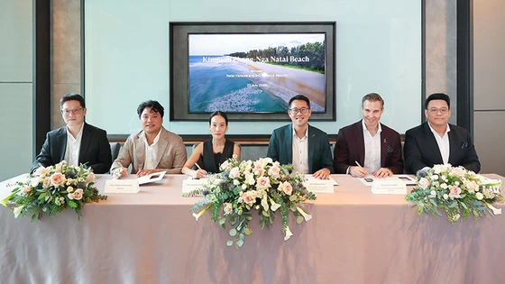 Pictured third from left, Pathana Jitsaereetham, Director, Development, Thailand, IHG Hotels & Resorts, and fourth from left, Titiwat Kuvijitsuwan, Director of Natai Venture Co., Ltd. and CEO of Capstone Asset, at the Kimpton Phang-Nga Natai Beach signing ceremony.