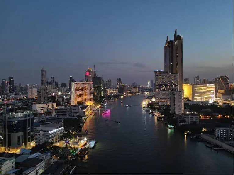 Licensed guide leading a private Bangkok tour programme