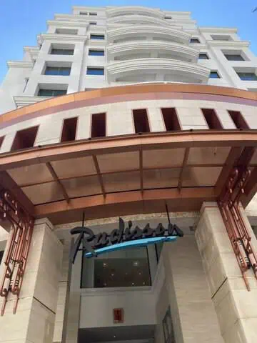The main entrance of Radisson Hotel Chateau de Bangkok